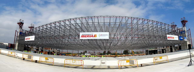 Panormica de la hissada de la coberta del futur hangar d'Iberia a l'aeroport del Prat (Barcelona)